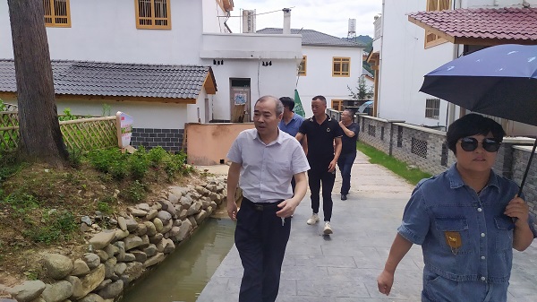 查看门前污水排放情况.jpg